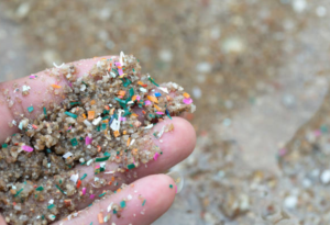 Mão com milhares de microplásticos